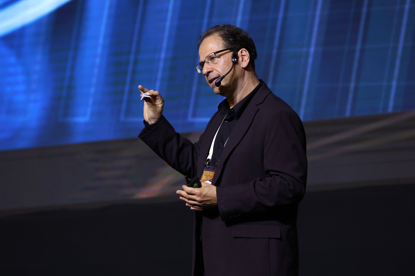 David Espindola on the main stage at ExpoGestão